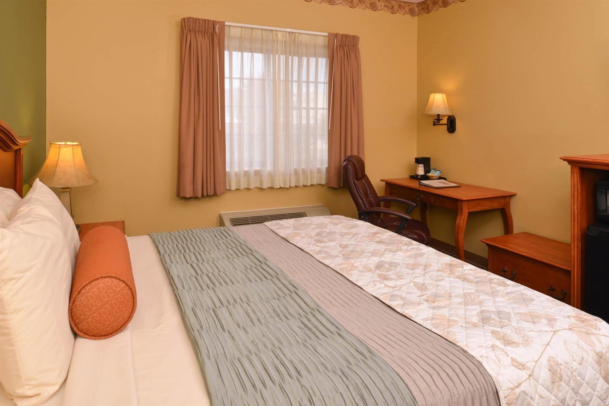 Country Hearth Inn & Suites Edwardsville Exteriör bild