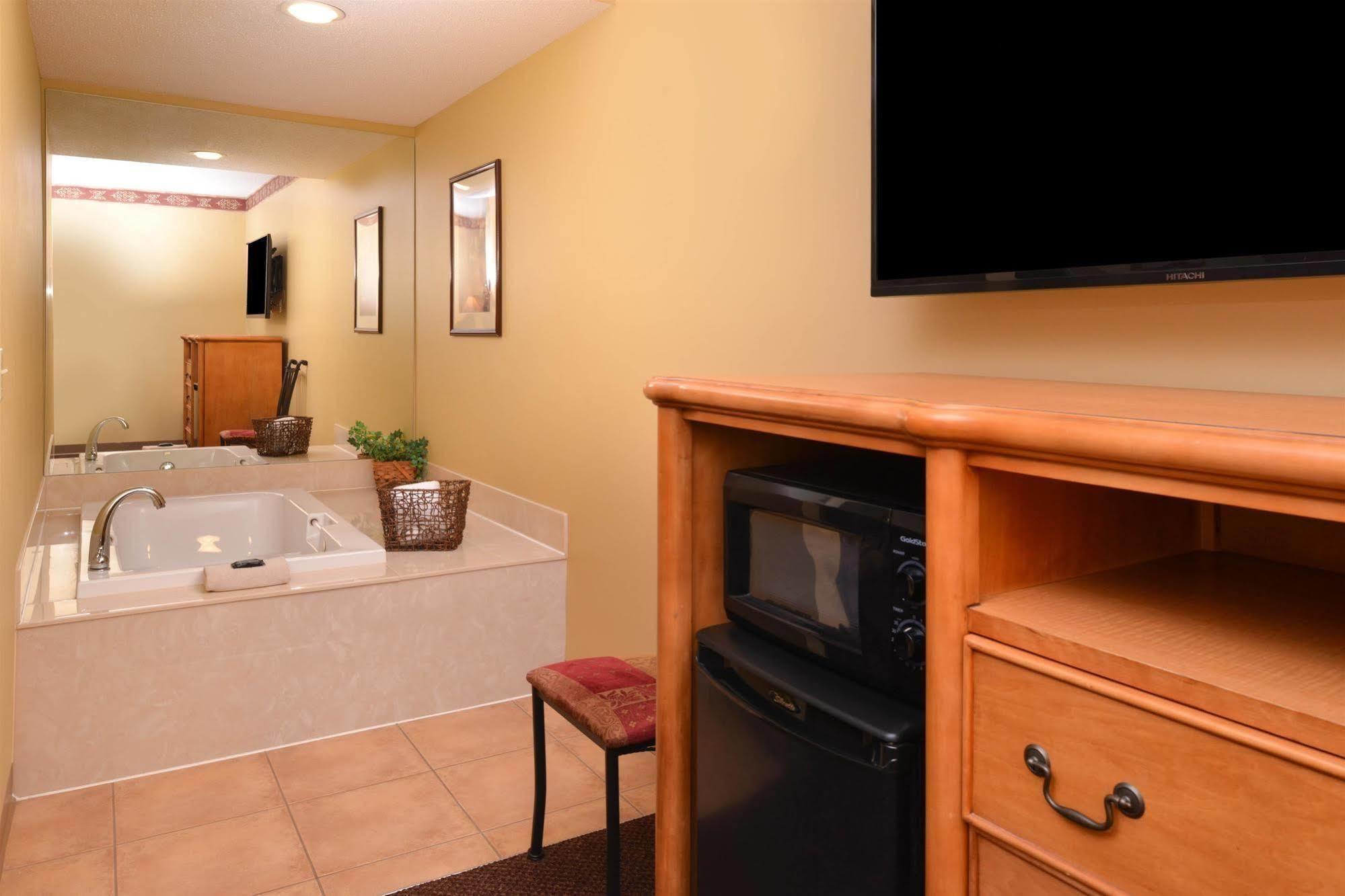 Country Hearth Inn & Suites Edwardsville Exteriör bild