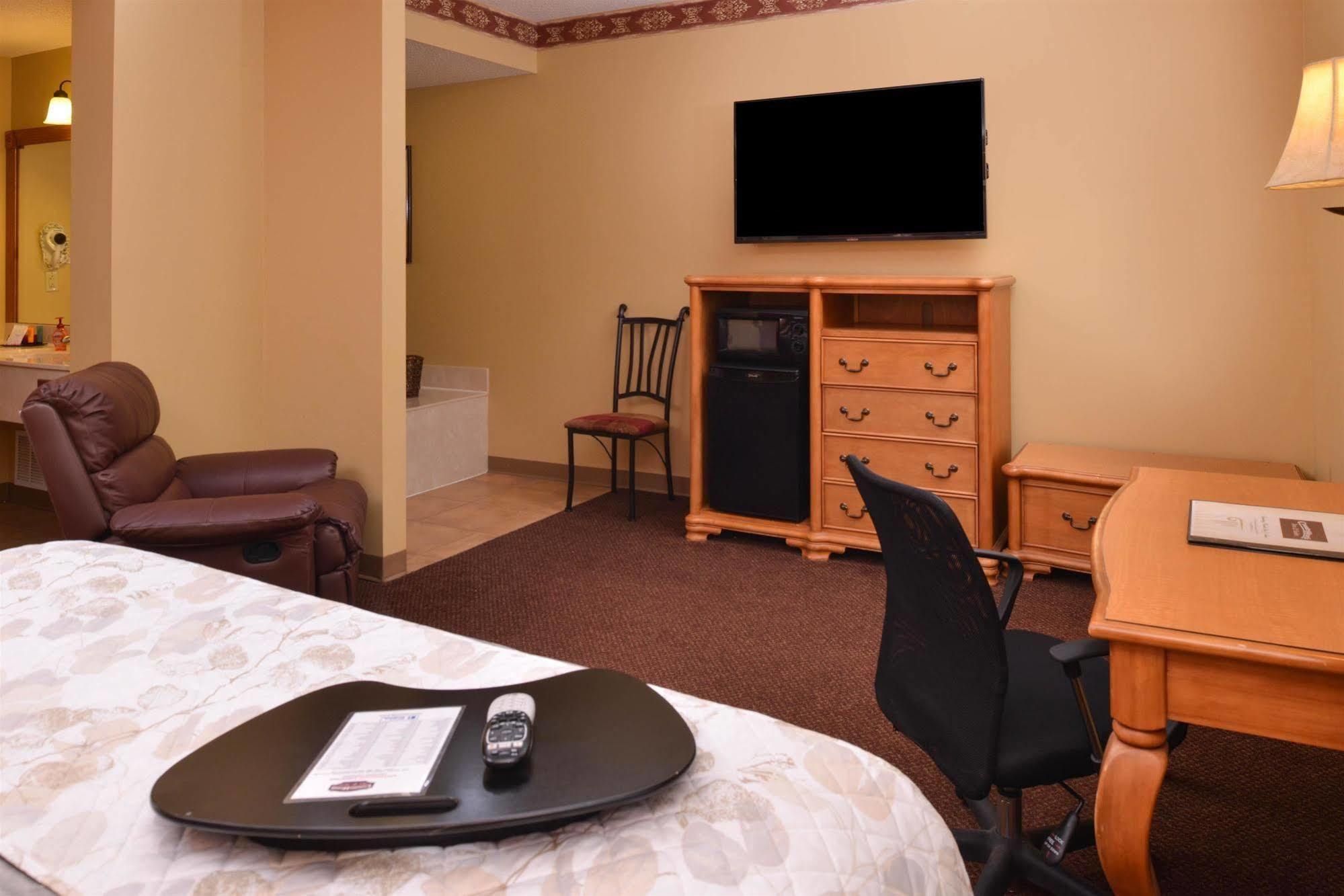 Country Hearth Inn & Suites Edwardsville Exteriör bild