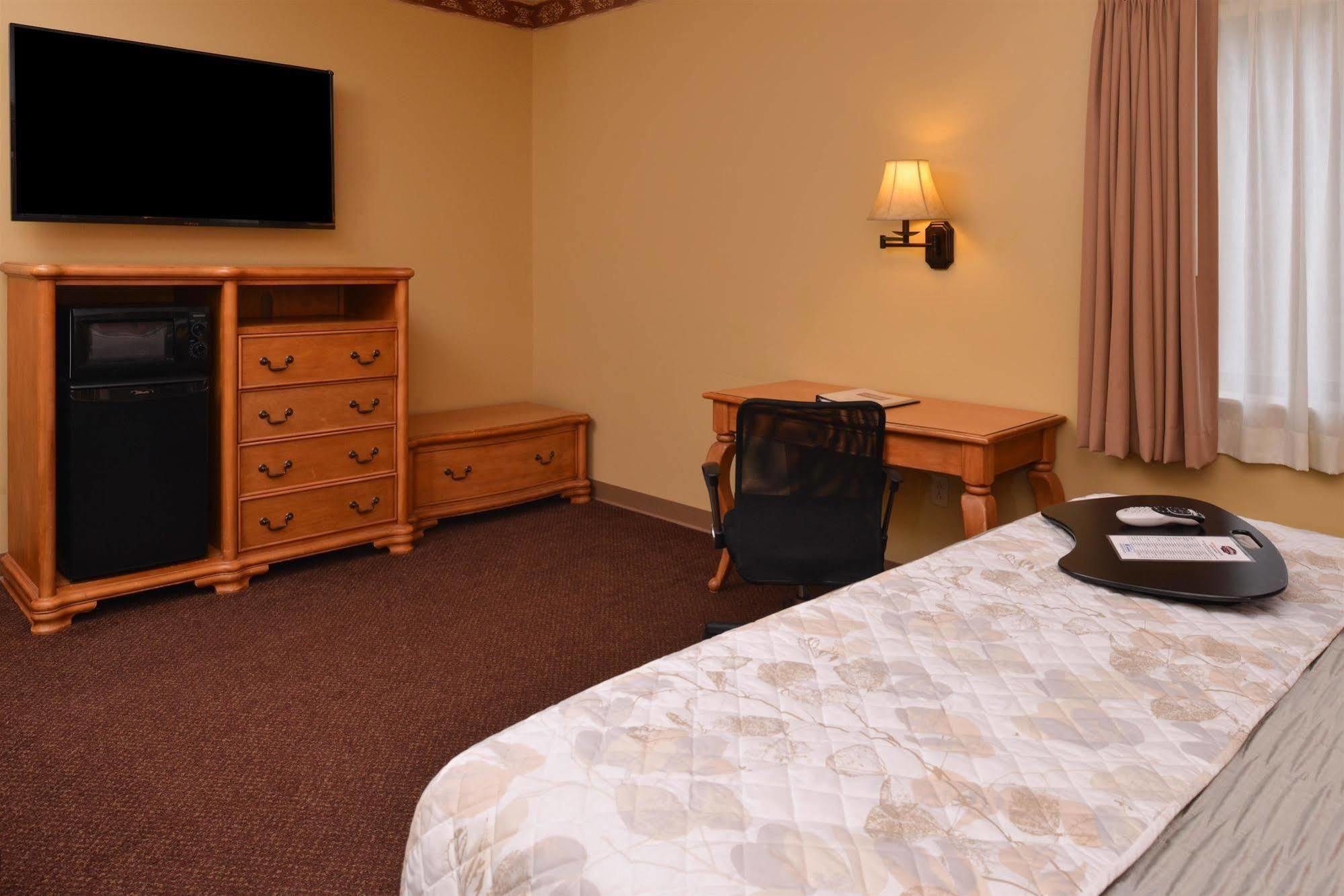Country Hearth Inn & Suites Edwardsville Exteriör bild