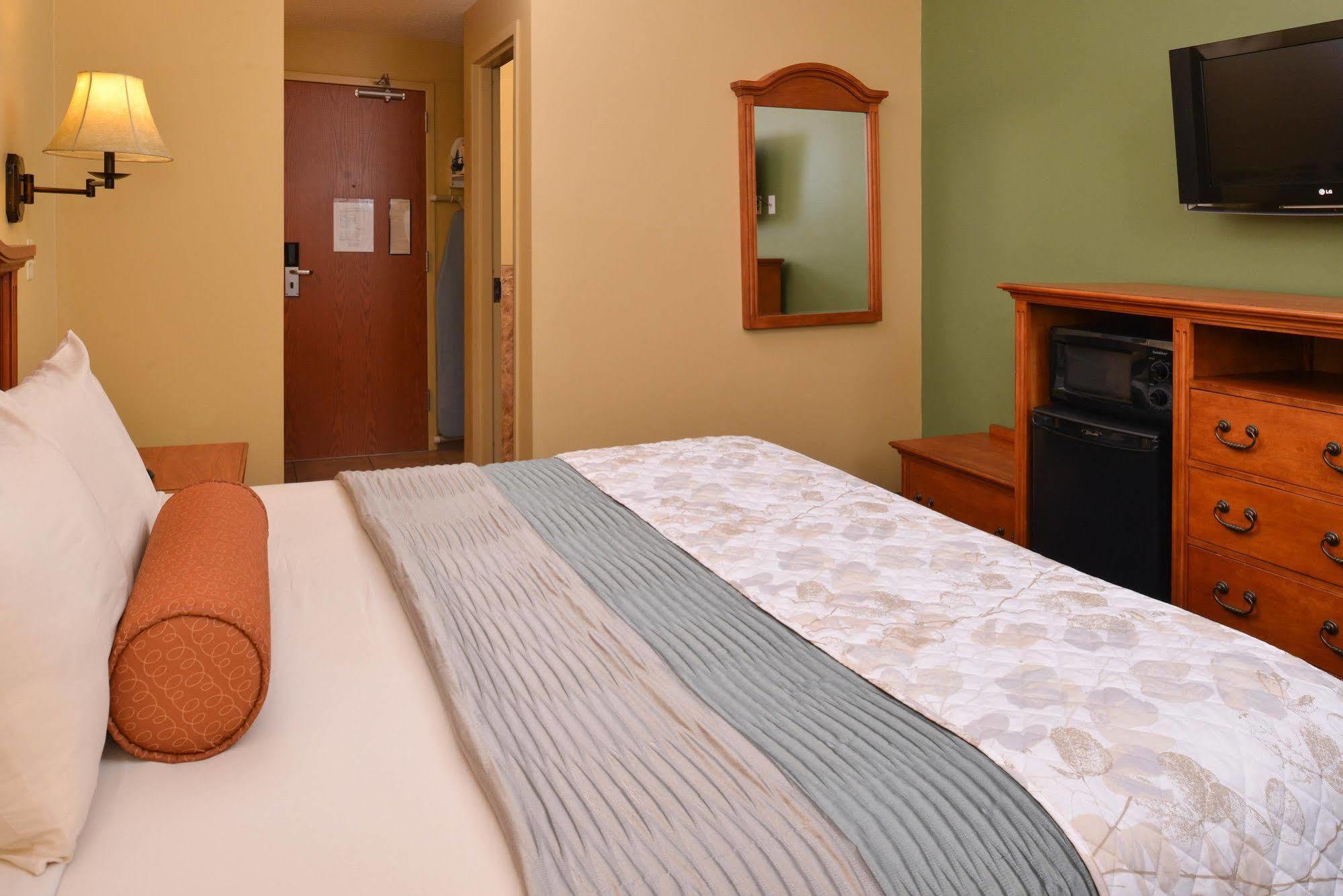 Country Hearth Inn & Suites Edwardsville Exteriör bild